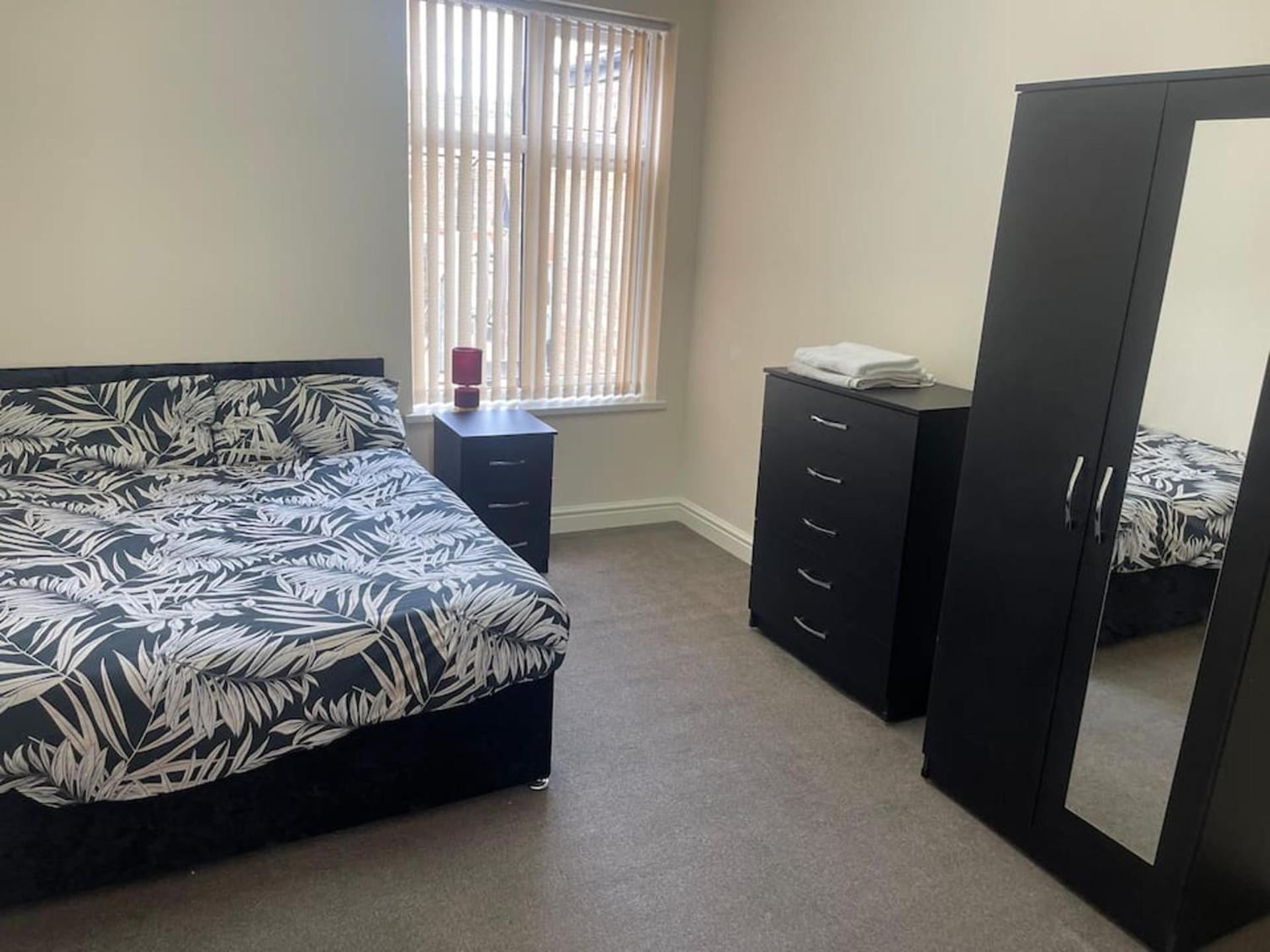 2-Bed Apartment - Sleeps 4 - Street Parking - Wifi Manchester Luaran gambar